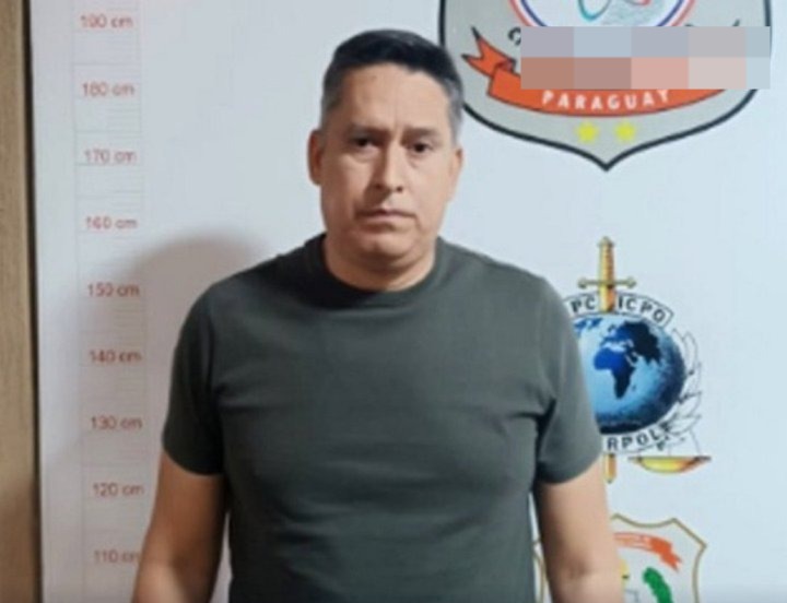 EN PLENO ALLANAMIENTO |

🗣️ Oscar Cabreira Pinazo se disparó en la cabeza con un arma de fuego, cuando la comitiva ingresaba a su domicilio.

#1000Noticias #1000am 📻🎙️

➕ INFO en: 👇

1000noticias.com.py/2025/08/07/pre…