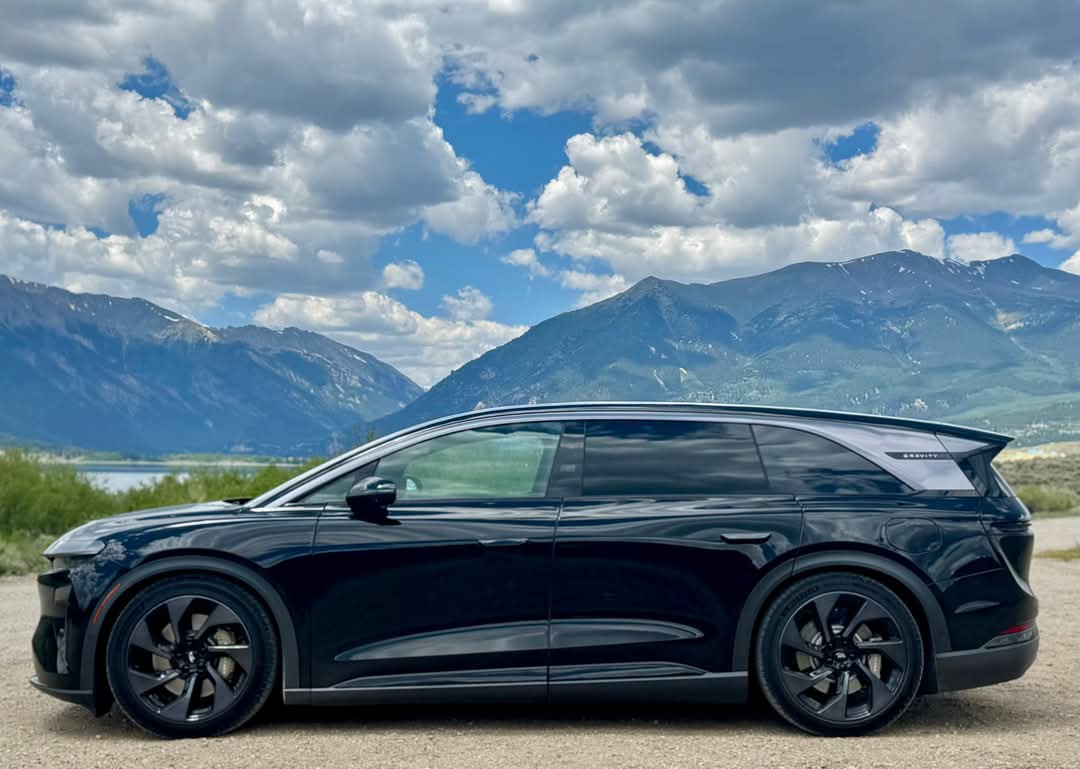 WhiteMillions's tweet image. Repost if you believe Lucid Gravity will be the best-selling SUV in its segment, just like their Lucid Air sedan
$LCID 🖤
