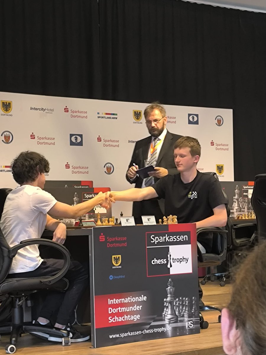 Nahornyi übernimmt alleinige Führung im B-Open

Ihor Nahornyi hat das direkte Spitzenduell gegen Mykhaylo Makoveienko für sich entschieden und steht nun mit 6 aus 6 allein an der Tabellenspitze.

sparkassen-chess-trophy.de/index.php/de/n…