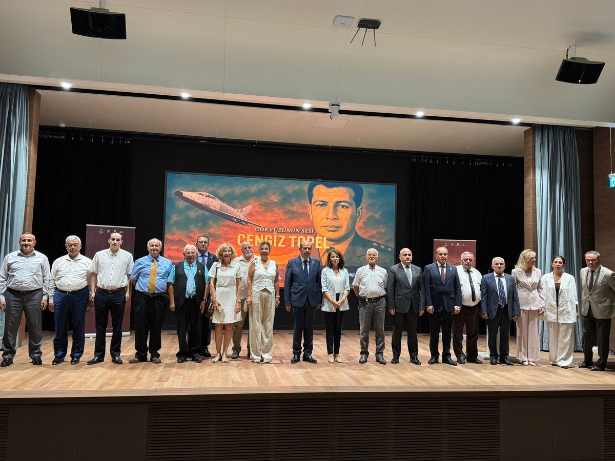 BosphorusGlobal's tweet image. "Gökyüzünün Sesi: Cengiz Topel" adlı belgeselimiz, Şehit Pilot Yüzbaşı Cengiz Topel’in şehadetinin 61. yıldönümünde, KKTC Cumhurbaşkanlığı Yerleşkesi’nde gösterildi.
Gala gösterimine KKTC Cumhurbaşkanı Sn. Ersin Tatar ve Lefkoşa Büyükelçimiz Ali Murat Başçeri, KKTC Başbakan…