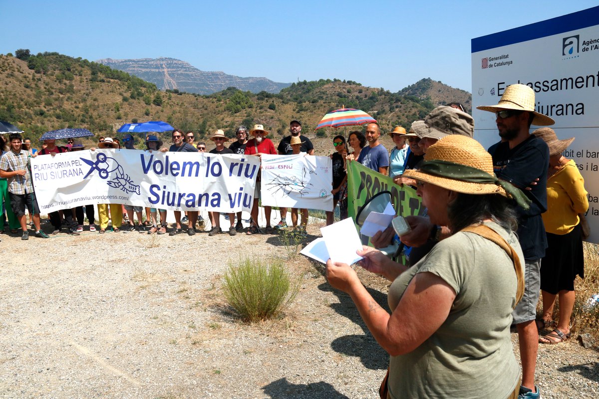 Concentració al pantà de Siurana per mostrar el desacord amb el transvasament d'aigua a Riudecanyes. El GEPEC acusa l'Ajuntament de Reus de fer negoci amb l'aigua del Priorat

Més notícies a: 3cat.cat/3cat/directes/…