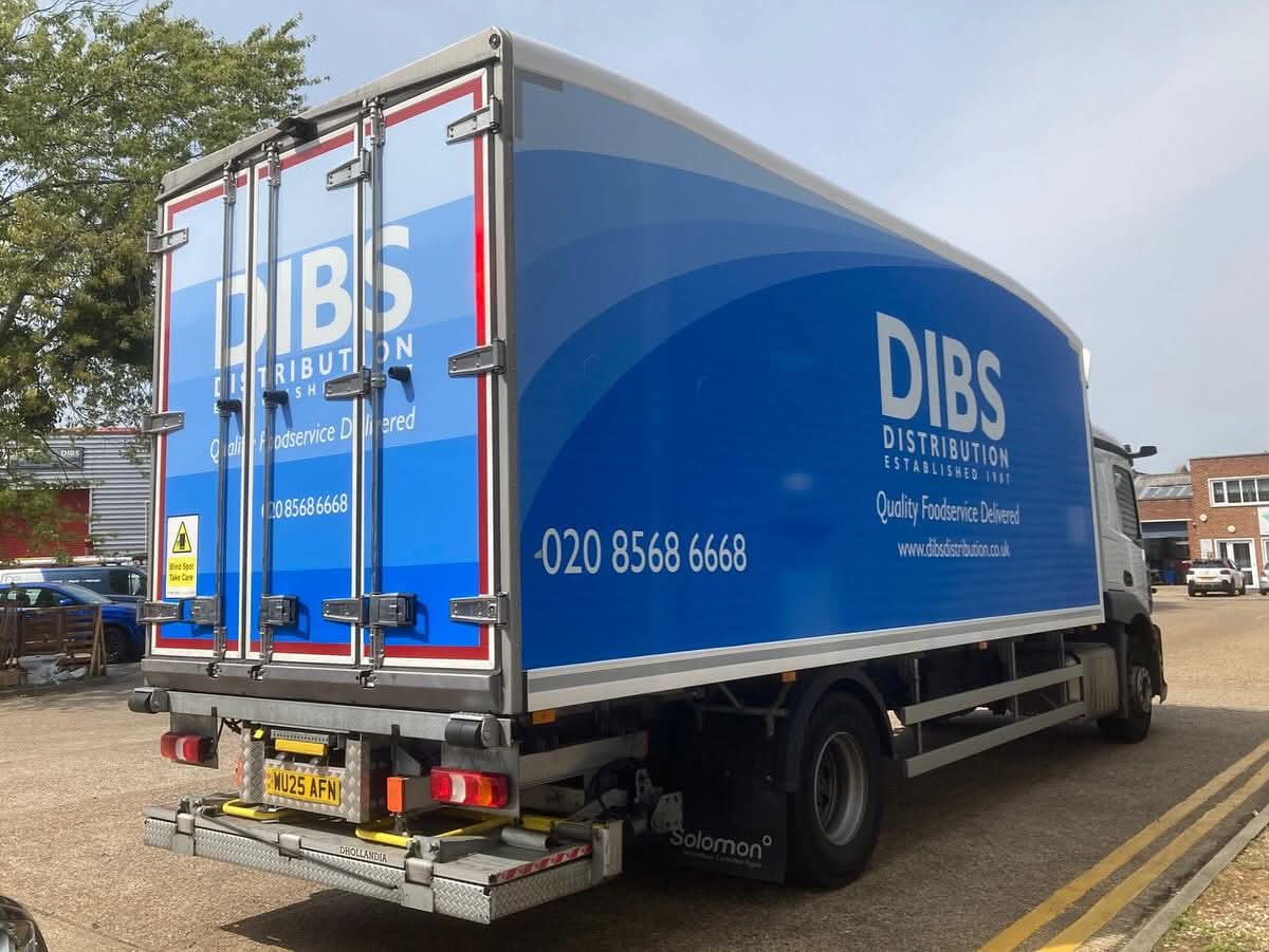 When a design just flows… 😍

Another 3 new <a href="/MercedesBenzUK/">Mercedes-Benz UK</a> Actros sleeper cab rigid fridges, all wrapped up for DIBS Distribution Ltd👌🏼

#truckwrap #graphicspartner #happycustomer #fleetwraps #fleetbranding #mobilebillboard