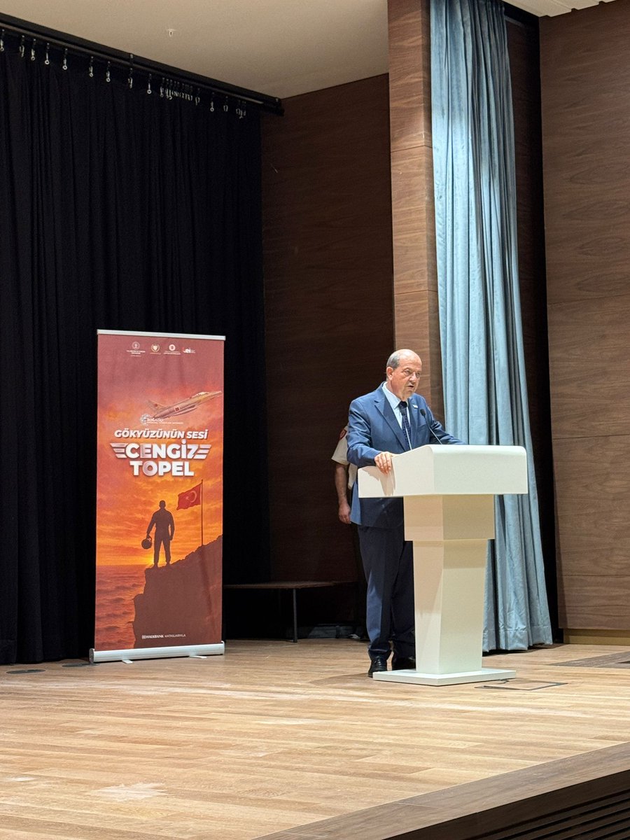 BosphorusGlobal's tweet image. "Gökyüzünün Sesi: Cengiz Topel" adlı belgeselimiz, Şehit Pilot Yüzbaşı Cengiz Topel’in şehadetinin 61. yıldönümünde, KKTC Cumhurbaşkanlığı Yerleşkesi’nde gösterildi.
Gala gösterimine KKTC Cumhurbaşkanı Sn. Ersin Tatar ve Lefkoşa Büyükelçimiz Ali Murat Başçeri, KKTC Başbakan…