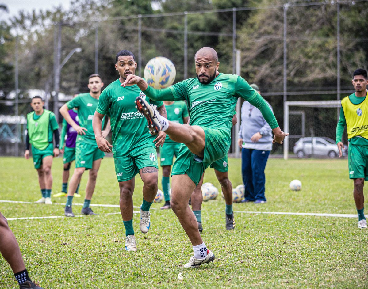 Em Blumenau 

Elenco do Metropolitano treinou ontem no gramado da Associação da Altona, em preparação para enfrentar o Carlos Renaux, seu adversário na semifinal da Série B de SC. 

 O técnico Evandro Guimarães priorizou trabalhos de posicionamento tático e terá, ainda, mais três