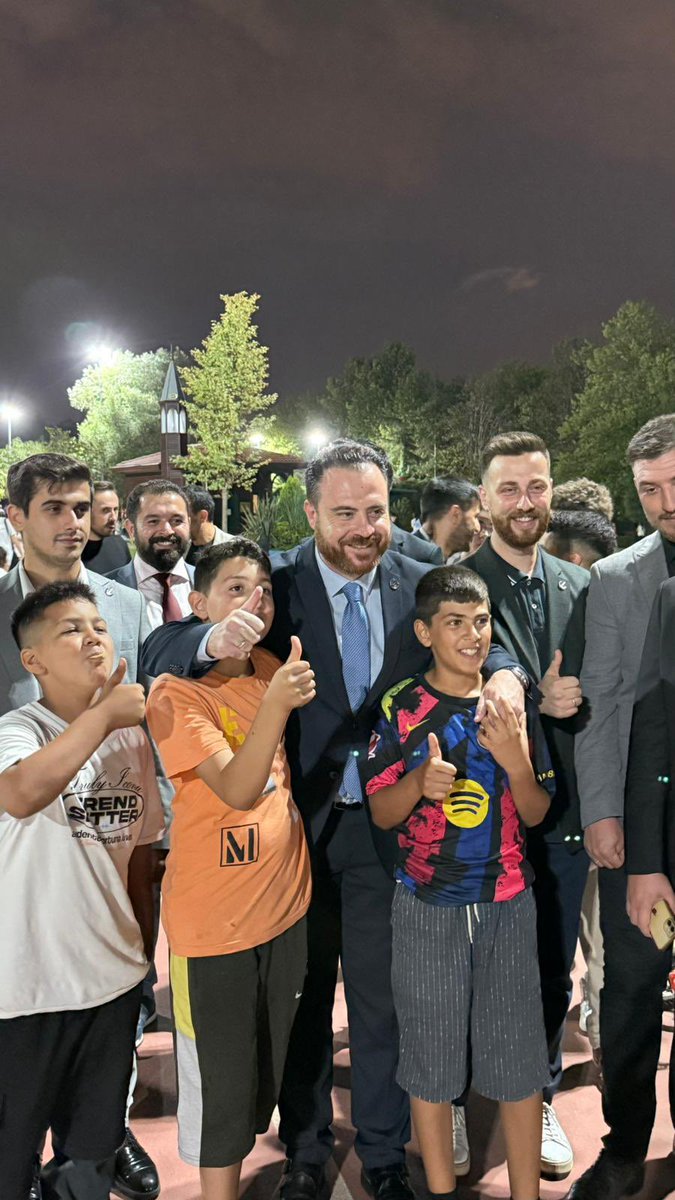 Gençlik Kolları Başkanımız Melih Güner, Başkanlık Divanı, GMYK Üyelerimiz ve İstanbul Gençlik Kollarımız ile birlikte İstanbul/Çekmeköy’de esnaf ziyaretleri gerçekleştirdi.
