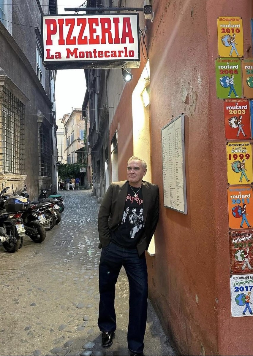 Morrissey Ⓜ️ - Decades later, same soul but timeless in every frame … ❤️ … Thank you Henry Verger 
#Morrissey #Rome #Pizzeria #Italy #LaMontecarlo