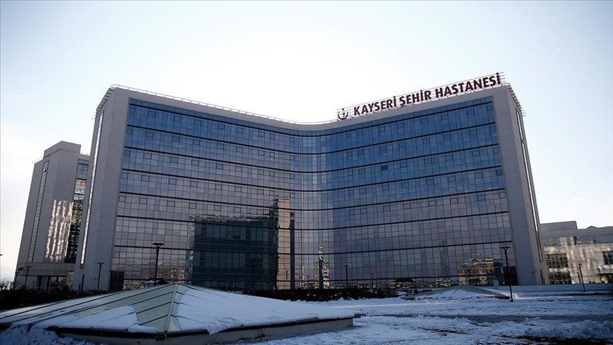 Kayseri Şehir Hastanesi'nde yaşanan olaya yönelik, Sağlık Bakım Hizmetleri Müdürlüğü'nün, üçüncü basamak yoğun bakım servislerinde mevzuatla açıkça belirlenen "bir hemşirenin en fazla iki hastaya bakması" kuralına aykırıdır!
Bu durum, hastaların sağlığını riske atmaktır!