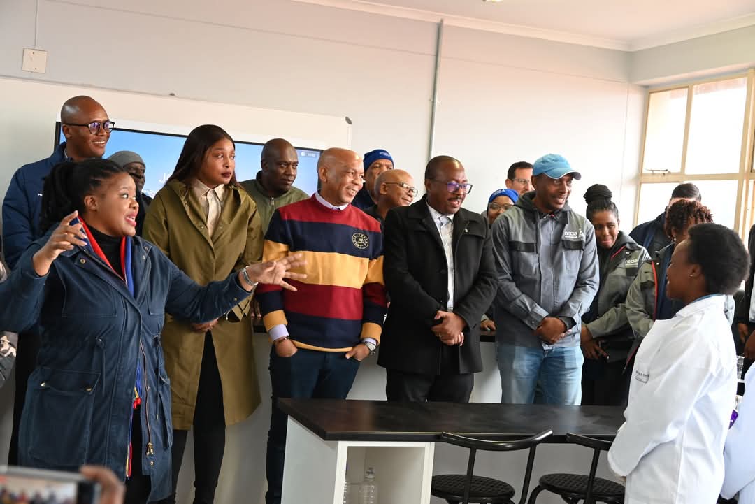 necsa_Ltd's tweet photo. Minister Kgosientsho Ramokgopa officially unvails the Hofmeyr High School science laboratory as part of the Mandela Day 2025 event.
#Huawei #DEE #NecsaGroup #avondedani https://t.co/zuICSUsWUp