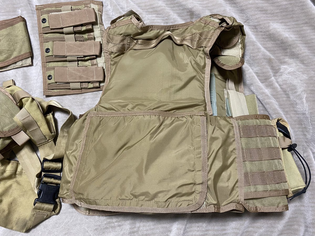 rainblueiv's tweet photo. #ミリタリー物販
Paraclete RAV(RMV720) 初期キャメルタン
確かMサイズ
Tactical Tailor ラック
もろもろのポーチ　　　
35000円 https://t.co/uq2TXSniVf
