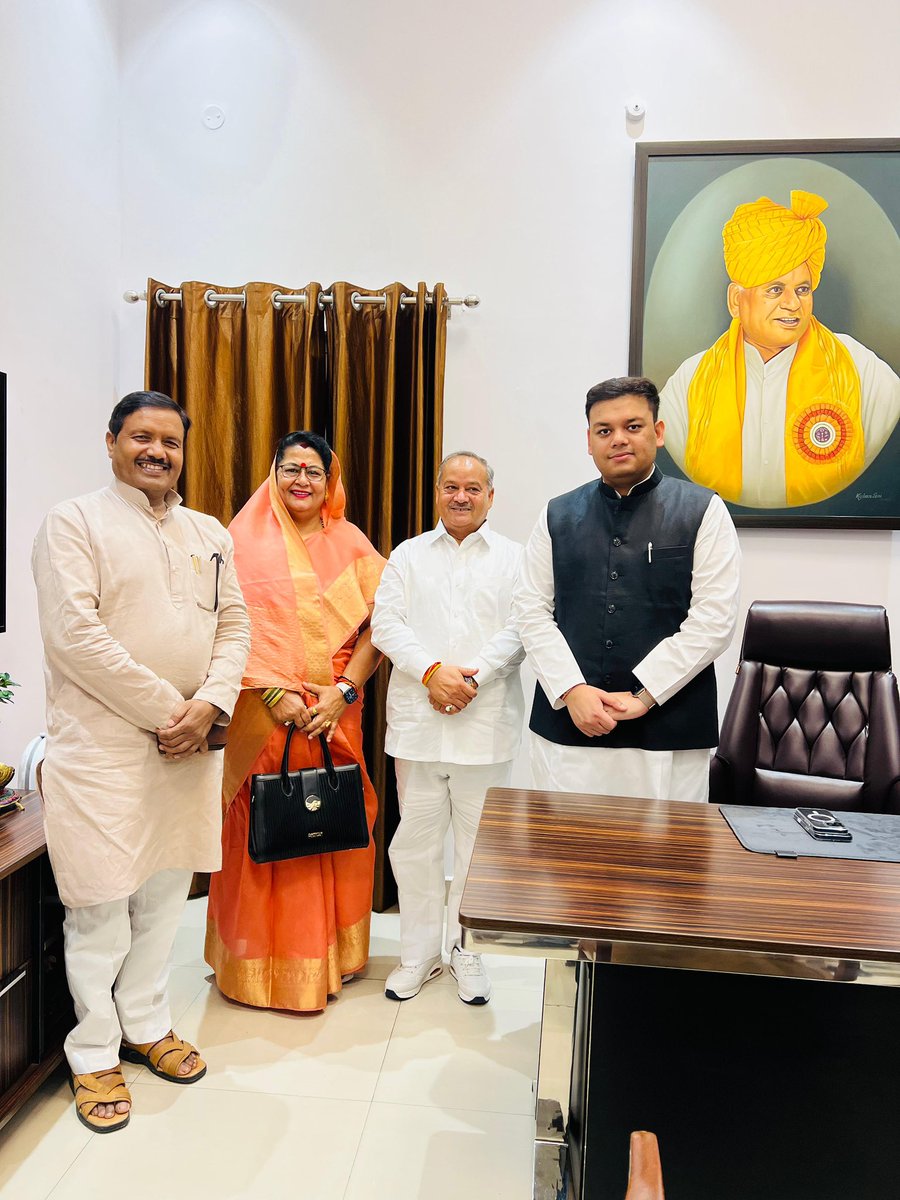 shashisinghalig's tweet image. आज लखनऊ में उत्तर प्रदेश सरकार में माननीय बेसिक शिक्षा मंत्री श्री संदीप सिंह जी से शिष्टाचार भेंट की।

इस अवसर पर विभिन्न विषयों पर सार्थक चर्चा हुई। 

#SandeepSingh #ShashiSingh @thisissanjubjp @RajveersinghUP