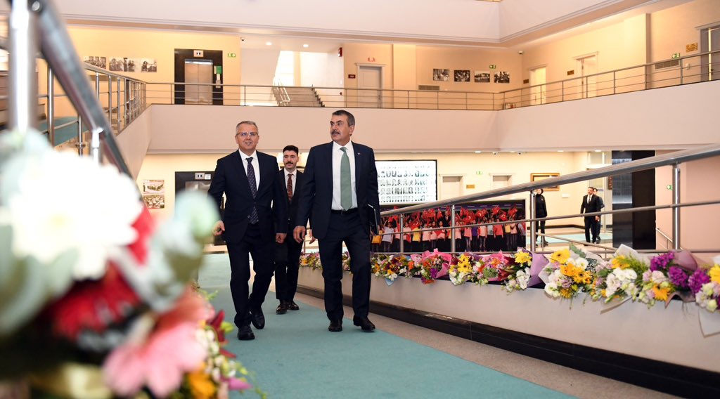 İl emri talepleri karşılanan öğretmenlerimiz Milli Eğitim Bakanı Sn. Yusuf Tekin'e teşekkür mahiyetinde yüzlerce çiçek gönderdiler.

<a href="/Yusuf__Tekin/">Yusuf Tekin</a> <a href="/cftcblnt/">Bülent ÇİFTCİ</a>