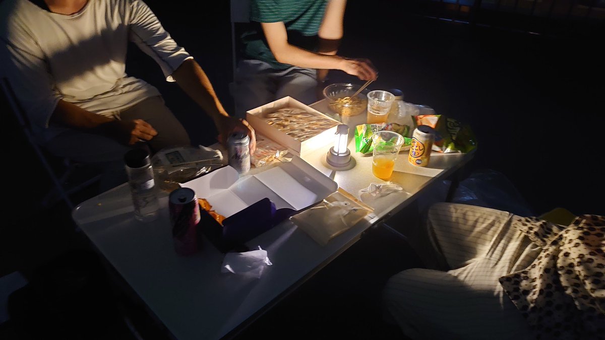 なんか行ったこともない友達んちの屋上に呼ばれて酒飲んでて謎。普通に暑いんだけど