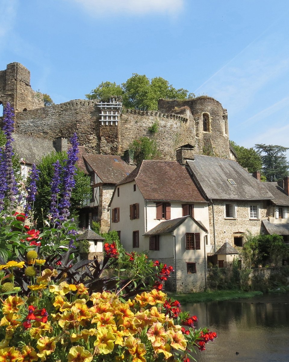 Ségur-le-Château, perle médiévale nichée dans un écrin de verdure 🏞️

Maisons à pans de bois, rivière paisible et charme intemporel : un village à explorer sans se presser.

#SégurLeChâteau #Corrèze #LesPlusBeauxVillagesDeFrance