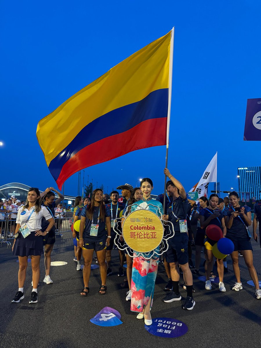¡INICIA 😍! La bandera colombiana en lo alto para la inauguración de los Juegos Mundiales Chengdu 2025.

¡Vamos Colombia, a hacer historia 💛💛💙❤️‍🔥!