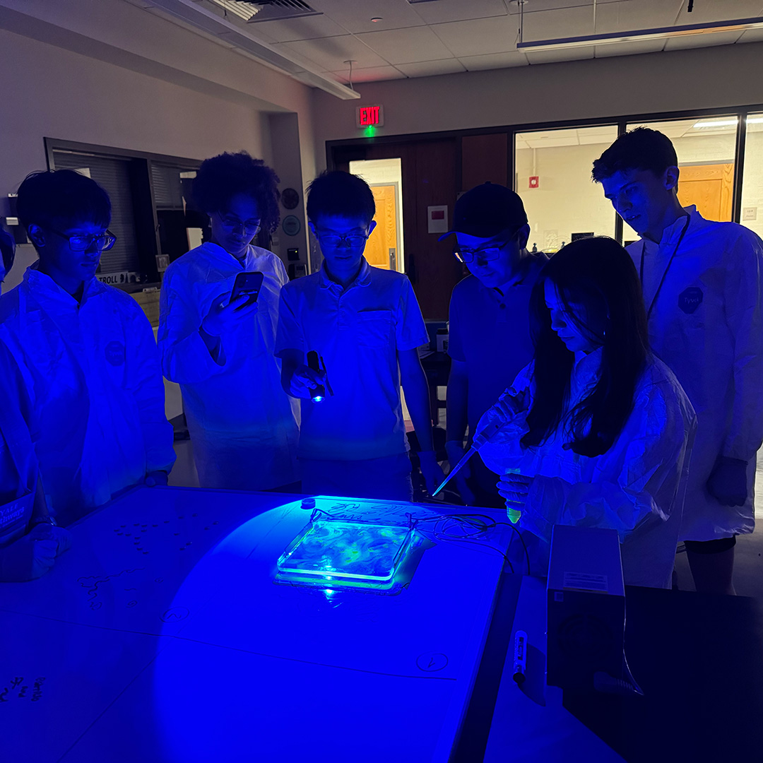 YaleEngineering's tweet image. Patterns in motion! 🌊🧪
High schoolers in Yale Pathways explored fluid instabilities and hands-on demos led by Amir Pahlavan and his team. Real science, real inspiration – from the Y/ lab to future innovation. @aapahlavan
#STEMeducation #FutureEngineers #FluidDynamics