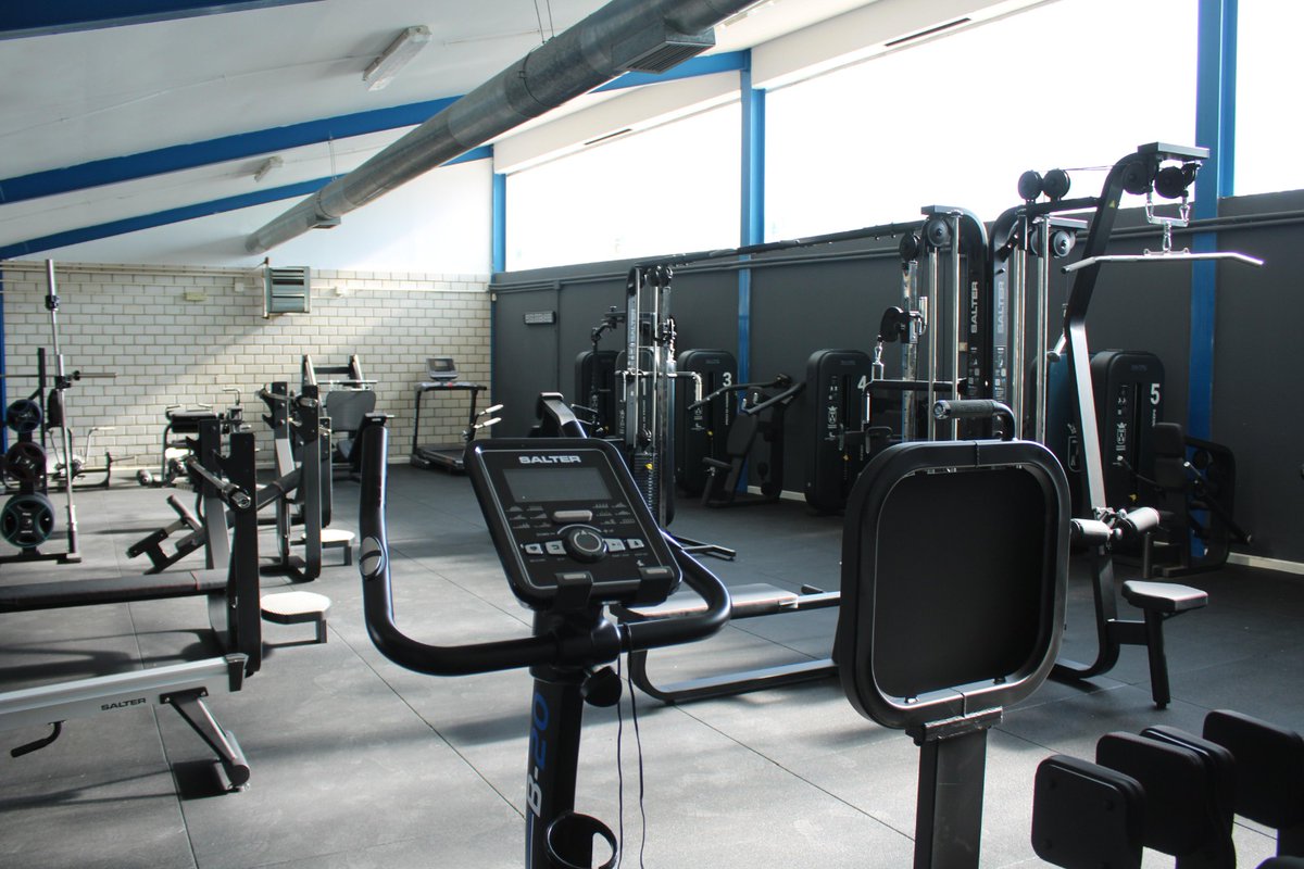 👏 El próximo lunes, 11 de agosto, reabre la sala de musculación de las pistas de atletismo de Albacete, tras una inversión de más de 💰60.000 euros destinada a mejorar el suelo e incorporar nuevo equipamiento como máquinas, mancuernas, barras y discos.

La instalación será