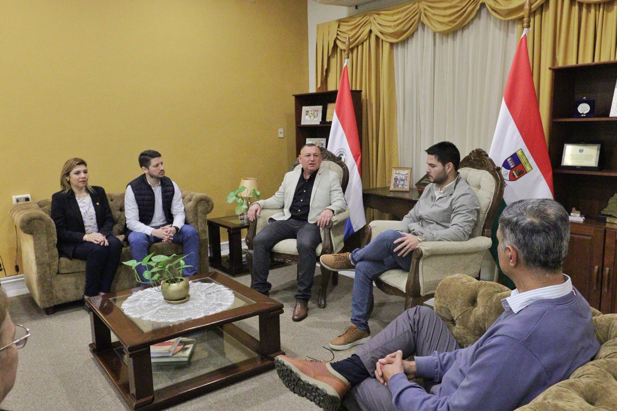 VictorHForneron's tweet image. Recibí al ministro @WalterGCpy para avanzar juntos en una jornada clave para nuestro departamento. Ñeembucú sigue siendo prioridad nacional y eso se siente cuando el Gobierno llega con hechos concretos. #GobiernodelParaguay🇵🇾
#UnFuturoMejor 🇵🇾🇭🇺