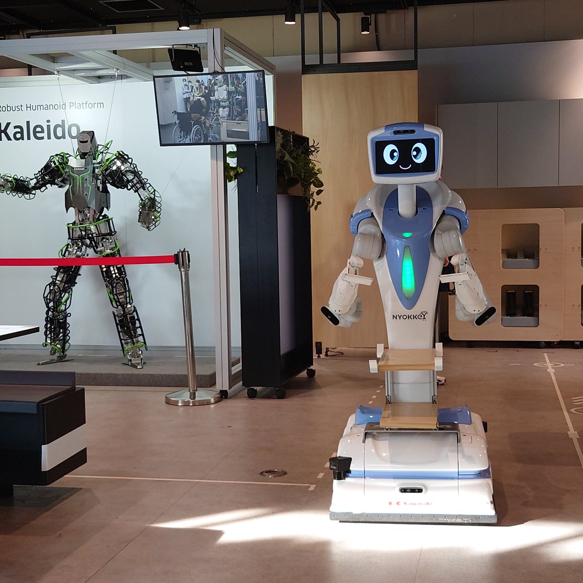 gaako6's tweet photo. ライブ前に寄り道
シェフもウェイターもロボット、面白かった!
#AI_SCAPE https://t.co/oRMelMV8qf