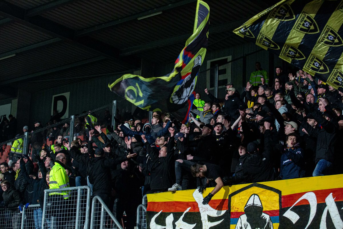 🟡🖤 “Genoeg is genoeg” zegt het Supporterscollectief.
Ze willen thuis- en uitfans buiten stadions weer laten mengen. Geen lege uitvakken meer. Gewoon normaal voetbal.
👉 Eerste stap: 1 pilotwedstrijd dit seizoen
💭 Wat vind jij? venlonaren.net/supporterscoll…  #VVV