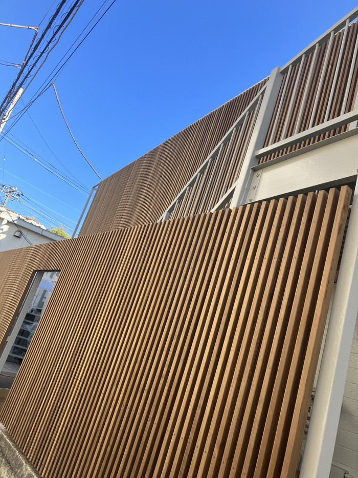 StechWood's tweet photo. #神奈川県 #川崎市 にある共同住宅の #外装ルーバー に #エステックウッド を採用いただきました。
#国産スギ のルーバーをふんだんに使用しており、目隠しの役割も担っております。
手摺りに合わせて斜めにカットしており、建物と一体感のある仕上がりとなっております。#相互フォロー #江間忠木材 https://t.co/HVPhin3acn
