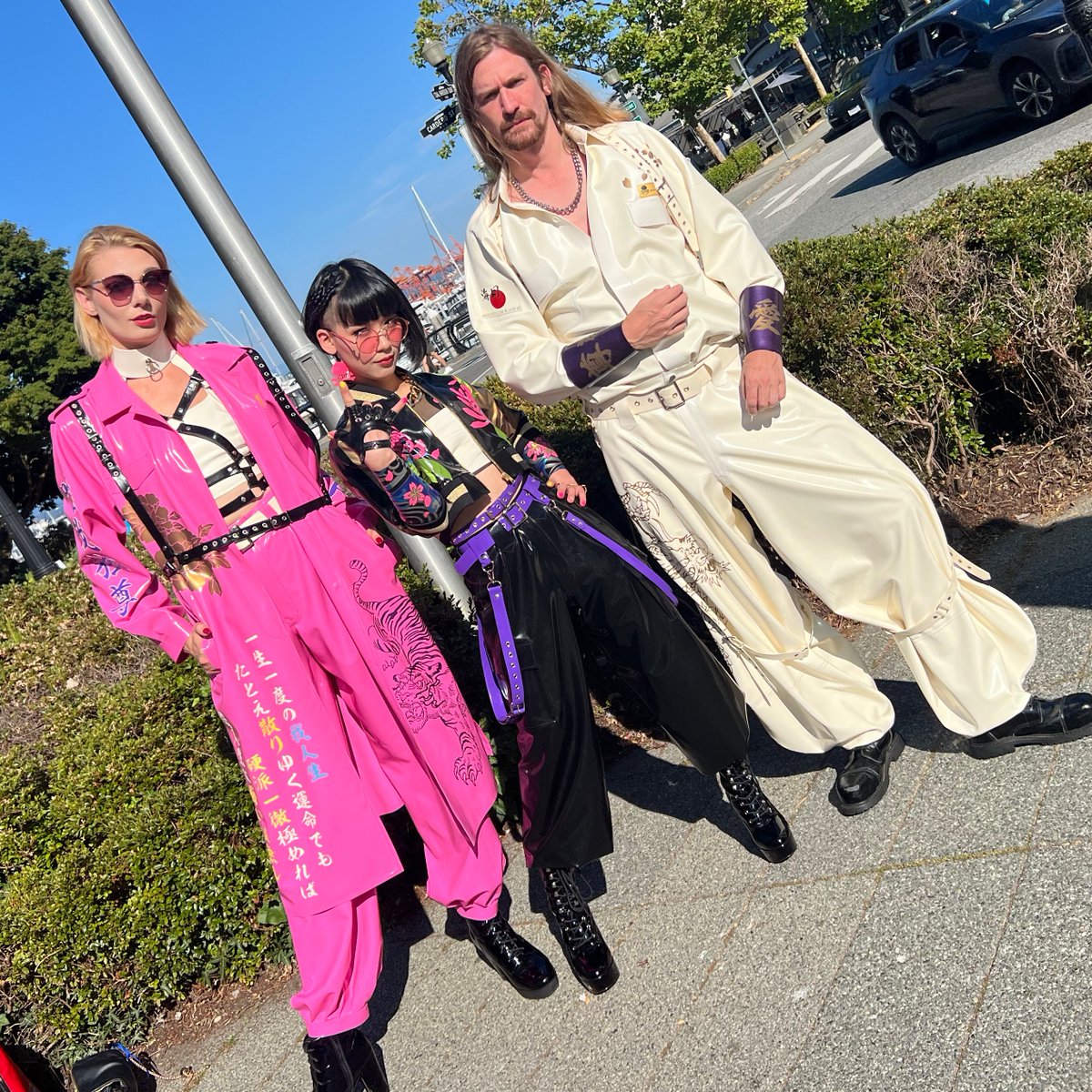 #Kurage showcase @ Vancouver Fetish Weekend 2025 
バンクバー行きが決まって 
早々にモデル参加表明したのが
 🇩🇪 老舗ラバーブランド Inner Sanctum Latex  
HP : innersanctumonline.com
のオーナー MAXとAnni 
今回は、Eriちゃん加えての Latex ヤンキー 
好評だった詳しいディテールは後ほど