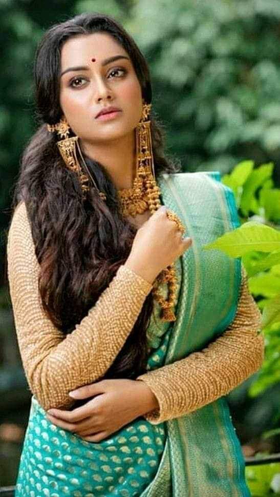 आईने की किमत हीरे से भले ही 🩷
     लाख गुना कम हो ❤️
पर इतना तय है 💕 
   हीरा पहनने के बाद लोग आईना ही ढुंढते है 💖