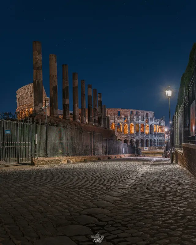 Passeggiando lungo la Via Sacra, ecco il Colosseo dietro le colonne del Tempio di Venere e Roma. 🌾🏛️✨

A walk along the ancient Via Sacra — and there it is, the Colosseum rising beyond the silent columns of Vrenere e Roma 🌾🏛️✨

📸 IG alberto_vitelli_imaging
#VisitRome