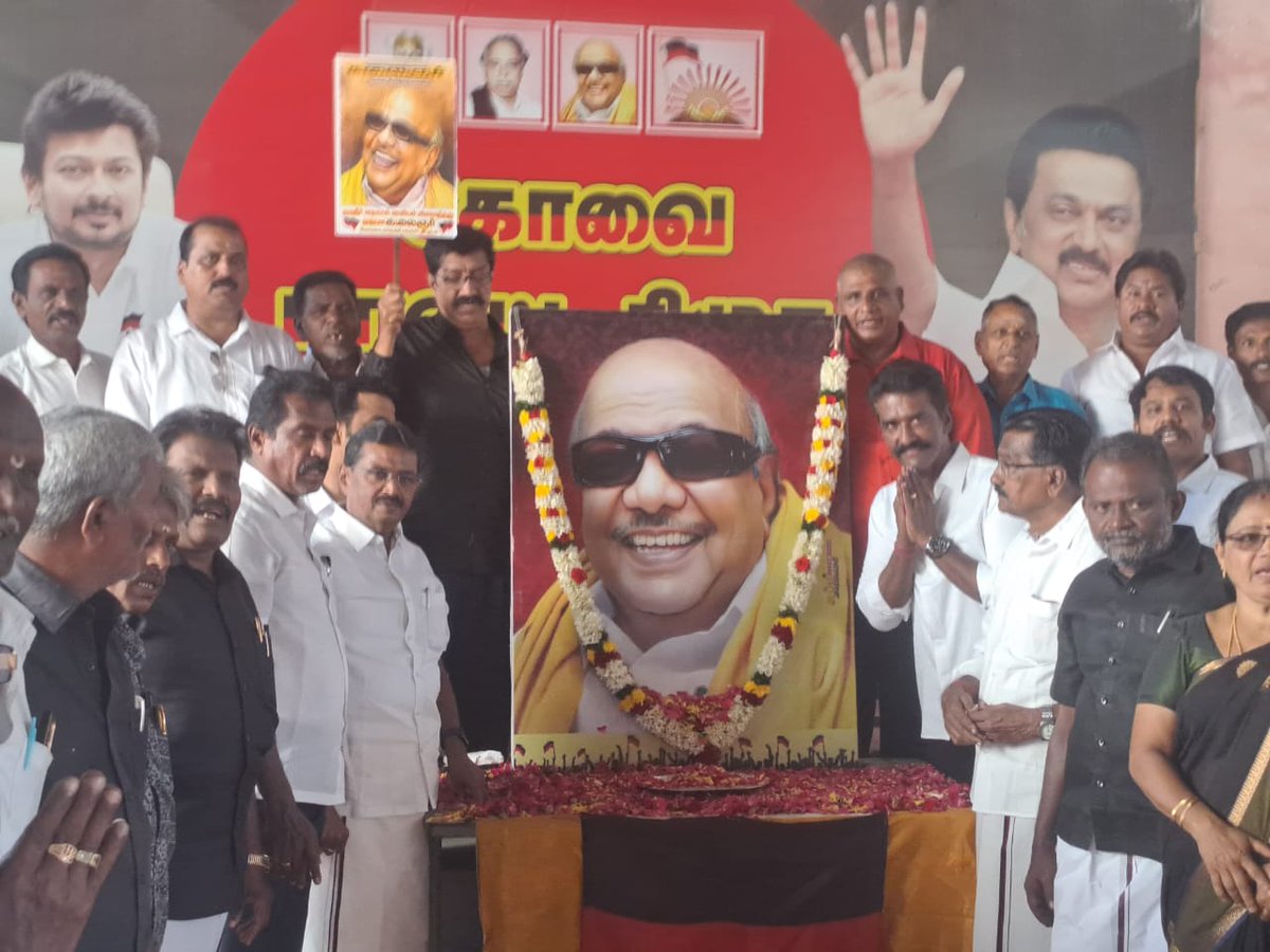 drmahendran_r's tweet photo. அனைத்துத் தரப்பு மக்களையும் உள்ளடக்கிய தமிழ்நாட்டின் வளர்ச்சிக்கு அடித்தளமிட்ட காலத்தை வென்ற கதிரவன் - முத்தமிழறிஞர் தலைவர் கலைஞர் அவர்களின் நினைவு நாளில், கோவை மாநகர் மாவட்டக் கழக அலுவலகத்தில் அவரது திருவுருவப் படத்திற்கு மாவட்டக் கழக நிர்வாகிகளுடன் இணைந்து மலர் தூவி மரியாதை செலுத்திய போது. 

மாவட்டக் கழகச் செயலாளர் திரு. @nkarthikexmla அவர்கள், துணைச் செயலாளர் திரு. @kottai_abbas அவர்கள் மற்றும் பகுதிக் கழகப் பொறுப்பாளர்கள், வார்டு பொறுப்பாளர்கள் உள்ளிட்ட கழக நிர்வாகிகள் உடனிருந்தனர். 

#KalaignarForever