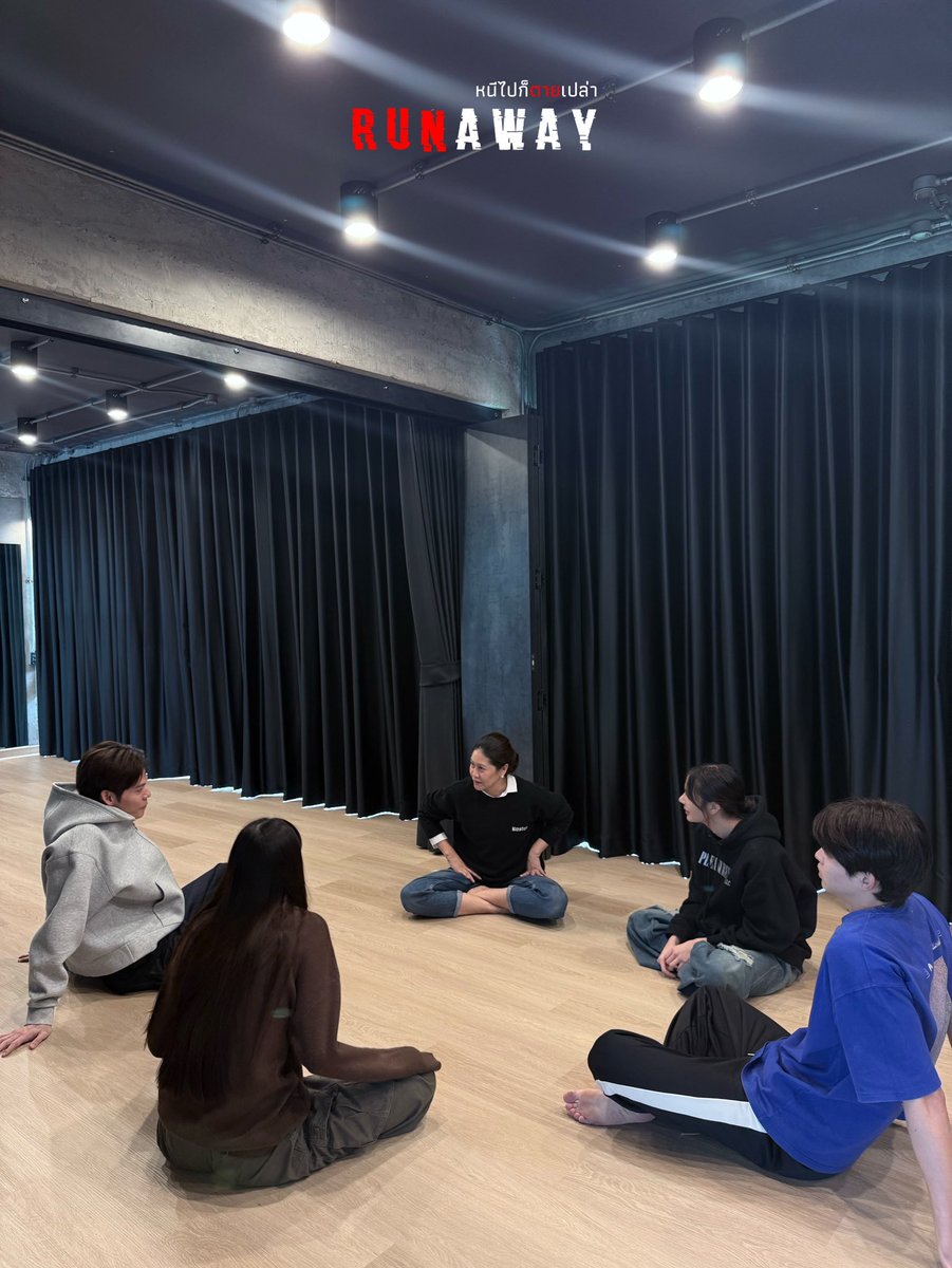 วันนี้พี่ ๆ ทำอะไรกันคะ วันนี้พวกเรามา workshop ด้วยกัน ฝากเป็นกำลังใจให้พวกเราด้วยน้าาา 🫶🏻💗

#WORKSHOP_RUNAWAY #RunawayTheSeries #หนีไปก็ตายเปล่า