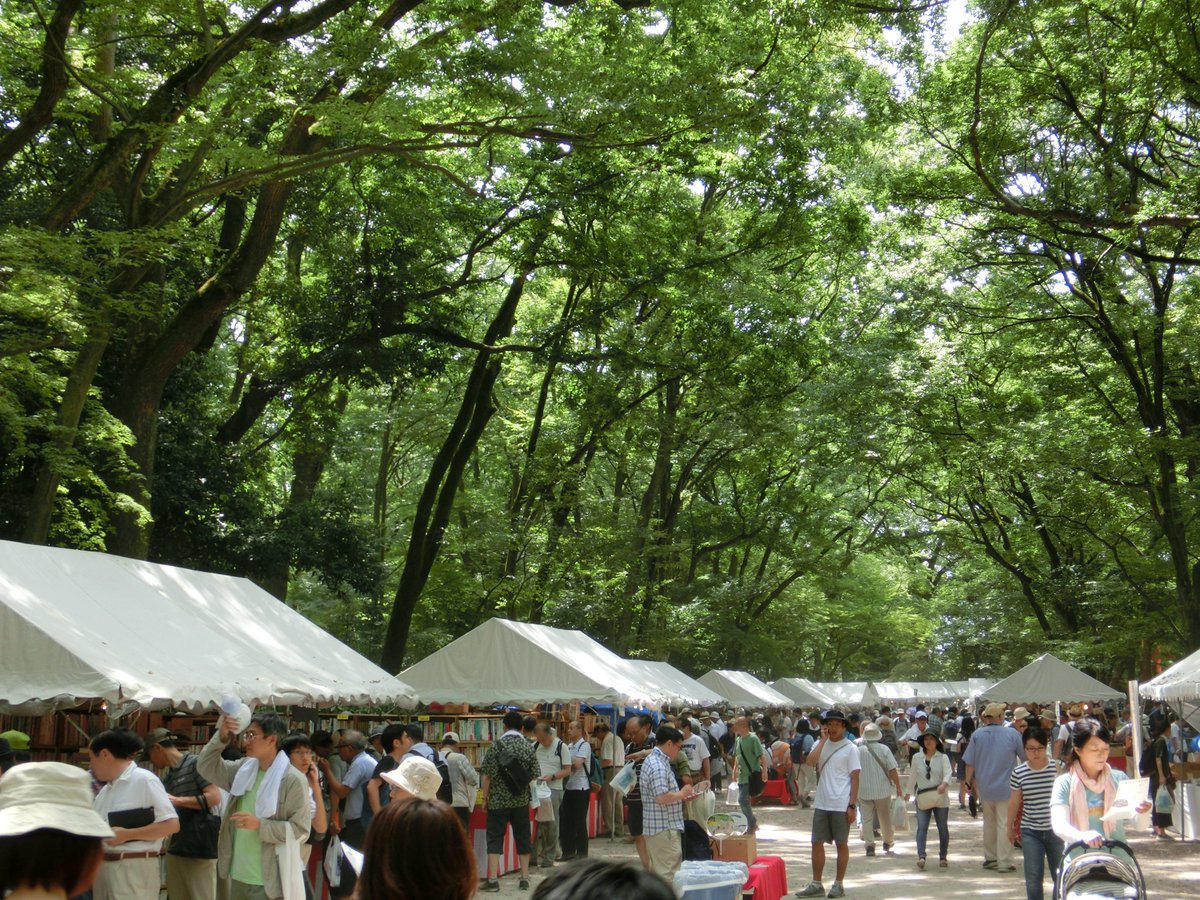 koshoken's tweet image. 下鴨納涼古本まつりまであとわずかとなりました。週明けは気温が下り古本散策にはバッチリですね。多少の雨でも開催します。台風、大雨などで中止とする日がある場合は古書研のＨＰにて正式発表します。全国の古書ファンの皆様今年も糺の森でお会いしましょう。