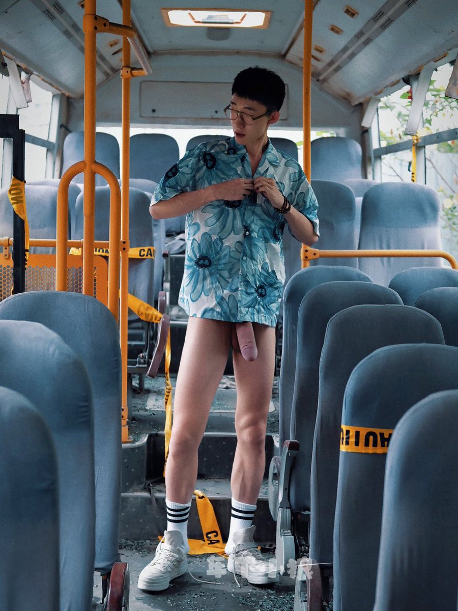 我的大鸡吧在诱惑你来跪舔，叔叔的骚菊喜欢被我操翻操黑吗……喜欢年下攻的人欢迎主动来。