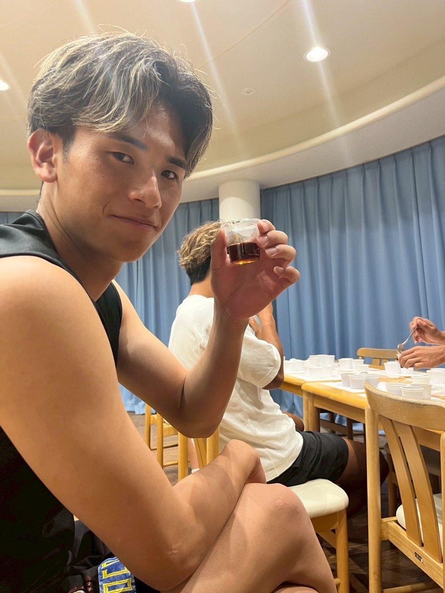 FC大阪【公式】 (@fcosakaofficial) on Twitter photo ☕️🧐
中断期間に新たな動きが...
毎年恒例の #プエンテコーヒー × #FC大阪 のコラボコーヒー作りを行いました!
「万人受け間違いなし!」と自信あり気な様子を見せていた選手も...🤔
順次ホームゲームにて販売開始予定です🤝
どんなお味かお楽しみに🤭
<a href="/puente_coffee/">PuenteCoffee新石切@FC大阪,KYOTO TANGO QUEENS,CRAVO,レノファ</a>
#fcosaka #圧倒 #J3 ☕️🧐
中断期間に新たな動きが...
毎年恒例の #プエンテコーヒー × #FC大阪 のコラボコーヒー作りを行いました!
「万人受け間違いなし!」と自信あり気な様子を見せていた選手も...🤔
順次ホームゲームにて販売開始予定です🤝
どんなお味かお楽しみに🤭
<a href="/puente_coffee/">PuenteCoffee新石切@FC大阪,KYOTO TANGO QUEENS,CRAVO,レノファ</a>
#fcosaka #圧倒 #J3
