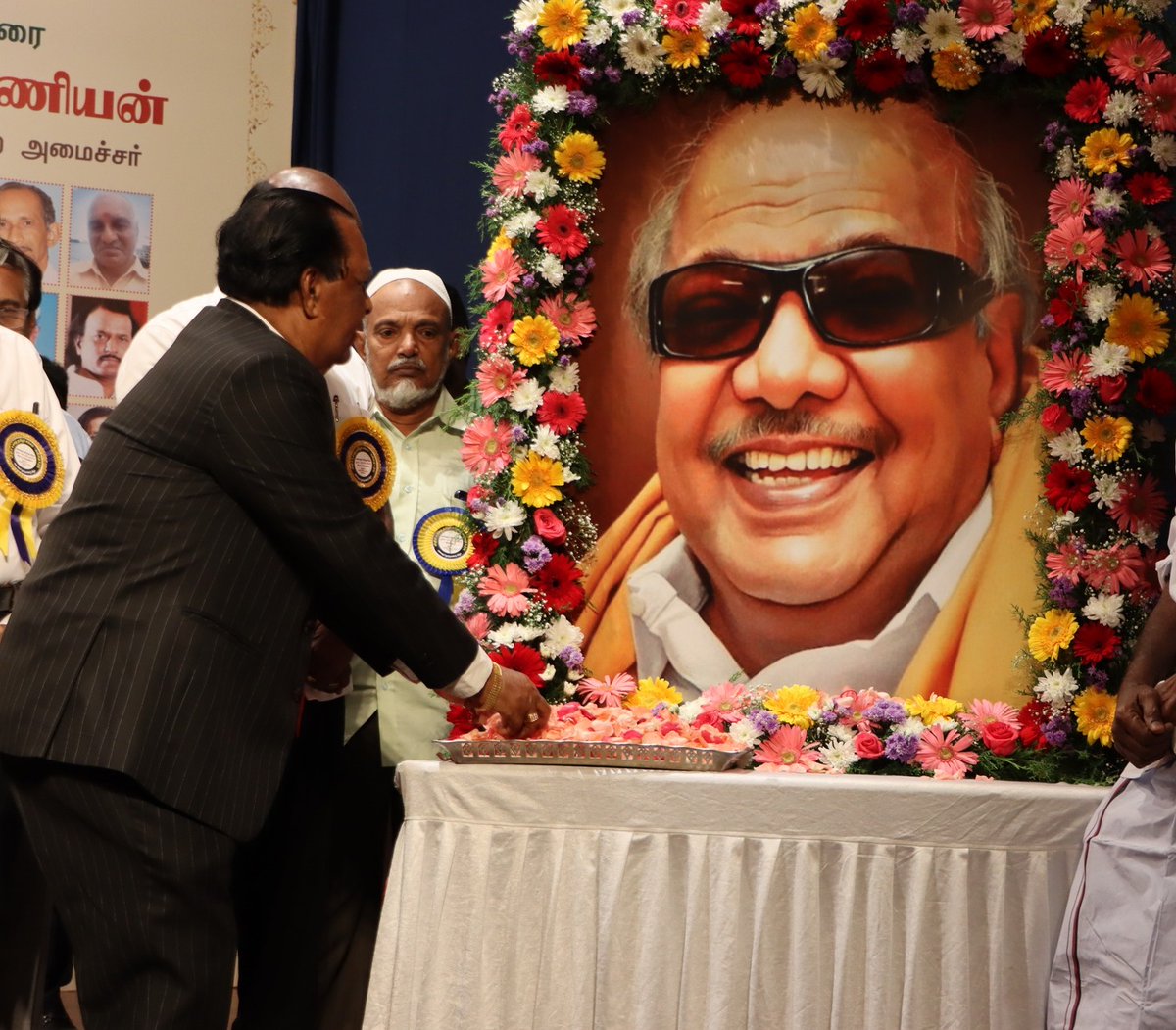 முத்தமிழறிஞர் கலைஞர் சாதாரண ஒரு தனிமனிதரல்லர்! அவர் ஒரு காவியம்! கண்ணுக்குப் புலனான ஓர் ஒளிவிளக்கு! புறவெளிச்சத்தினையும் அக வெளிச்சத்தினையும் நம்முள் பாய்ச்சிய பன்முகத் திறனாளர்! மூட நம்பிக்கைகள் புறமுதுகு காட்டி ஓடிட வழி வகுத்து, தமிழகத்தை முன்னேற்றப் பாதையில் இட்டுச் சென்றவர்!