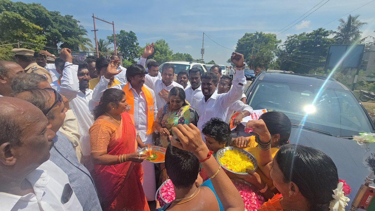 DrTamilisai4BJP's tweet image. கடலூரில் உற்சாகமாக வரவேற்ற நமது கட்சி சகோதர சகோதரிகளுக்கு நன்றி!

Grateful for the warm reception and energizing welcome by our dedicated BJP cadres at Cuddalore. Your enthusiasm and commitment continue to inspire! 
#BJP #Cuddalore #ModiInTN