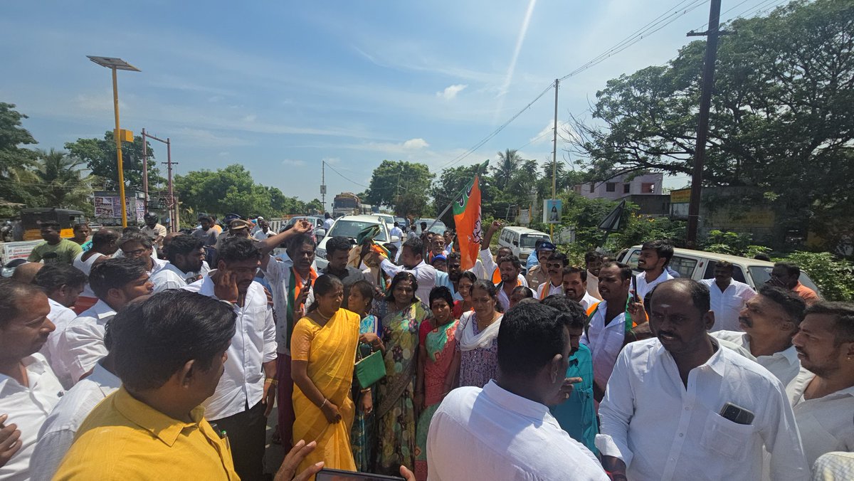 DrTamilisai4BJP's tweet image. கடலூரில் உற்சாகமாக வரவேற்ற நமது கட்சி சகோதர சகோதரிகளுக்கு நன்றி!

Grateful for the warm reception and energizing welcome by our dedicated BJP cadres at Cuddalore. Your enthusiasm and commitment continue to inspire! 
#BJP #Cuddalore #ModiInTN