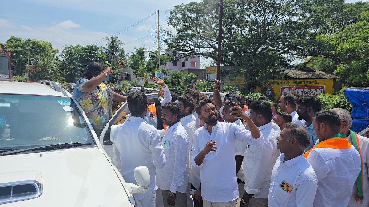 DrTamilisai4BJP's tweet image. கடலூரில் உற்சாகமாக வரவேற்ற நமது கட்சி சகோதர சகோதரிகளுக்கு நன்றி!

Grateful for the warm reception and energizing welcome by our dedicated BJP cadres at Cuddalore. Your enthusiasm and commitment continue to inspire! 
#BJP #Cuddalore #ModiInTN