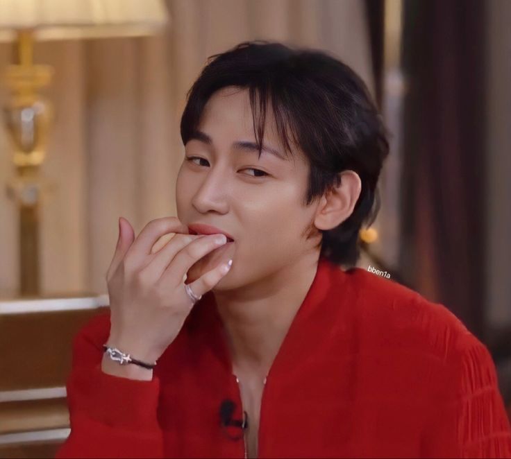 CholorSplash's tweet image. I had a dream where Bambam asked me a commission drawing to draw him shirtless and another one where he's in a black burnt costume with a flame on his hand. He even drew me how I should draw him and we made a deal 🤣