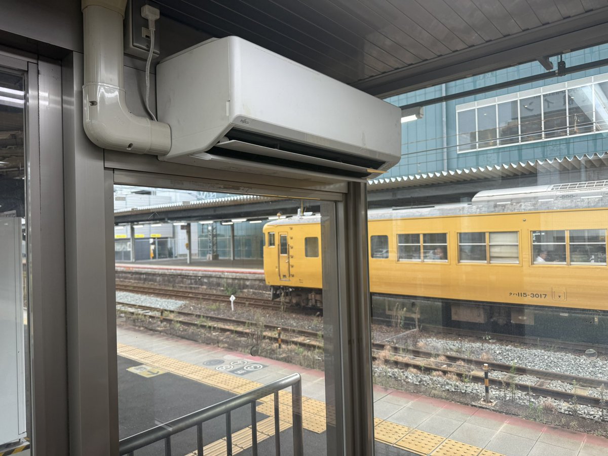【朗報】
3・4番乗り場の待合室のクーラー治ってた✨😭
クーラー欲しさに新幹線の待合室まで行ってたのでこれは大変助かります！
JR西日本さんありがとうございましたm(__)m