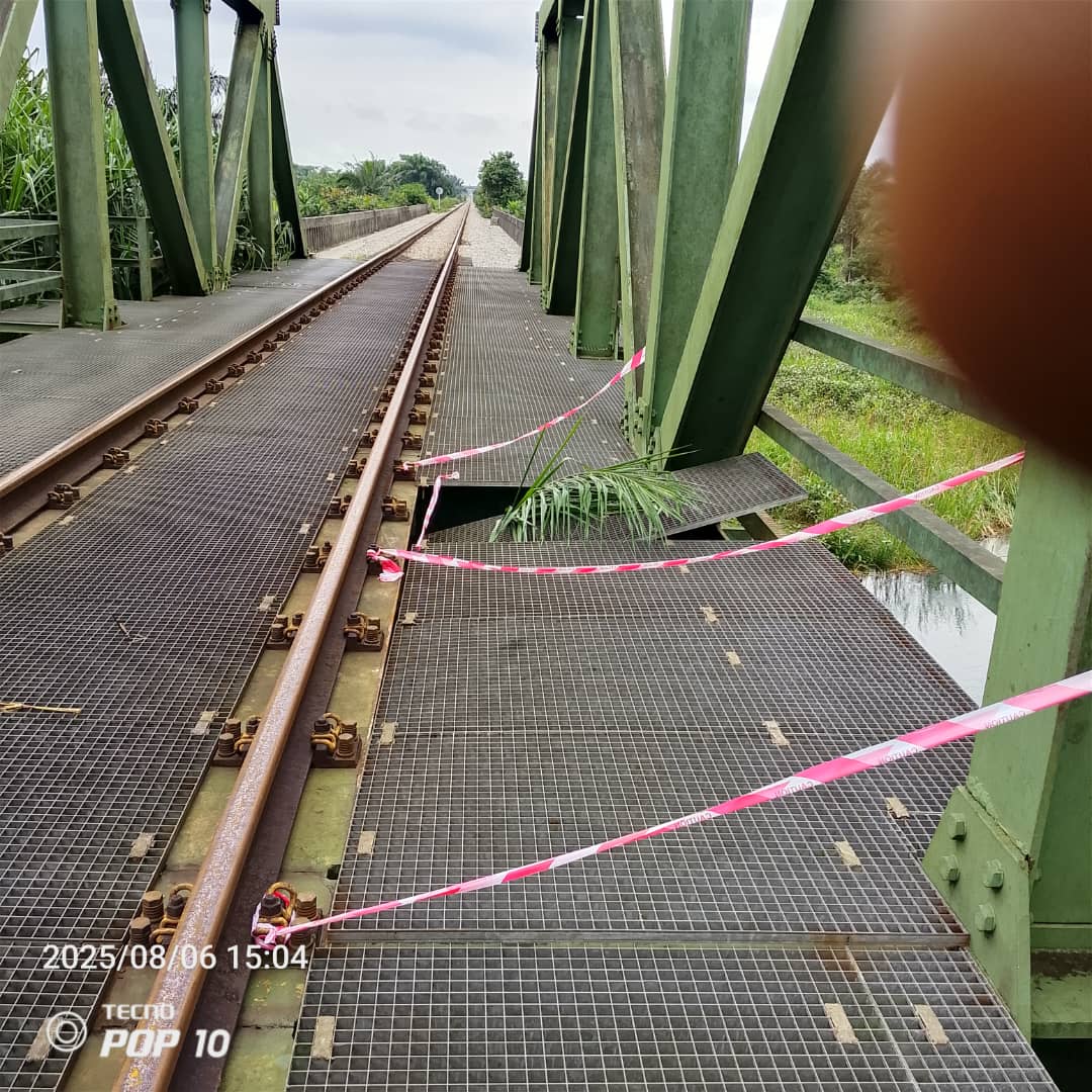AyopoSomefun's tweet photo. @Officialnrcwits  THIS PICTURE IS TAKEN ATOP ETHIOPE RIVER IN ABRAKA , DELTA STATE THIS MORNING 7TH OF AUGUST, 2025 WHILE GOING TO THE FARM. THIS IS VERY DANGEROUS AND THE IMPENDING DISASTER SHOULD BE PROMPTLY ATTENDED TO BY THE CORPORATION. https://t.co/PfFaoRLNjM