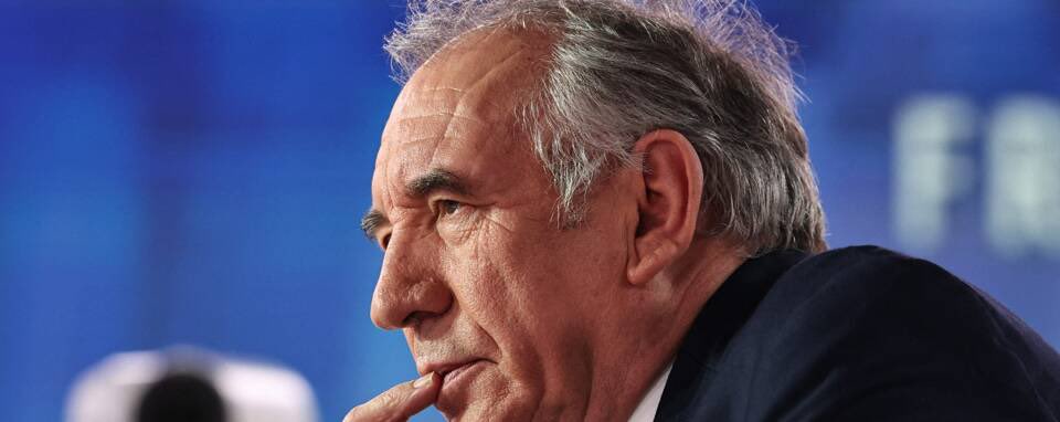 Pas de vacances pour lui.
Pendant l’été, Bayrou cherche des financements pour son #budget2026 
Il planche, il planche…habillé et à billets.💴
Nous demandera-t-il de mettre la main à la poche ? 
Un budget en trois coups de cuillère à Pau ou en trois coups de cuillère impôts ?