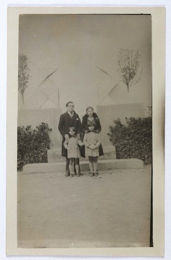 Esas pajaritas son el homenaje de Museo Origami a Ramón Acín, ejecutado por el fascismo en Uesca el 6 de agosto de 1936.