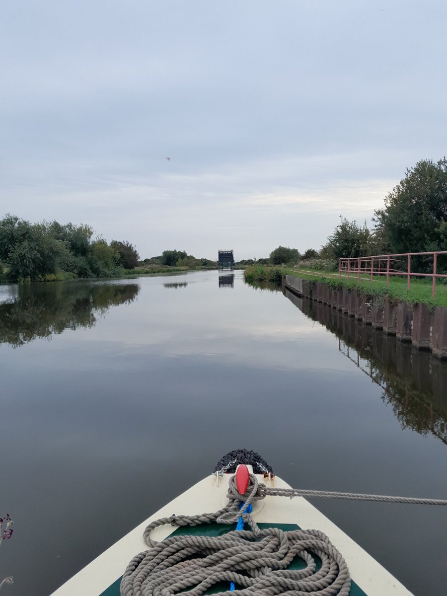 Very straight, vveeerrrry windy, very sky-y, but - oddly - not very dull! The New Junction canal, straight as a ruler through flat countryside in the final whimper of Storm Floris.