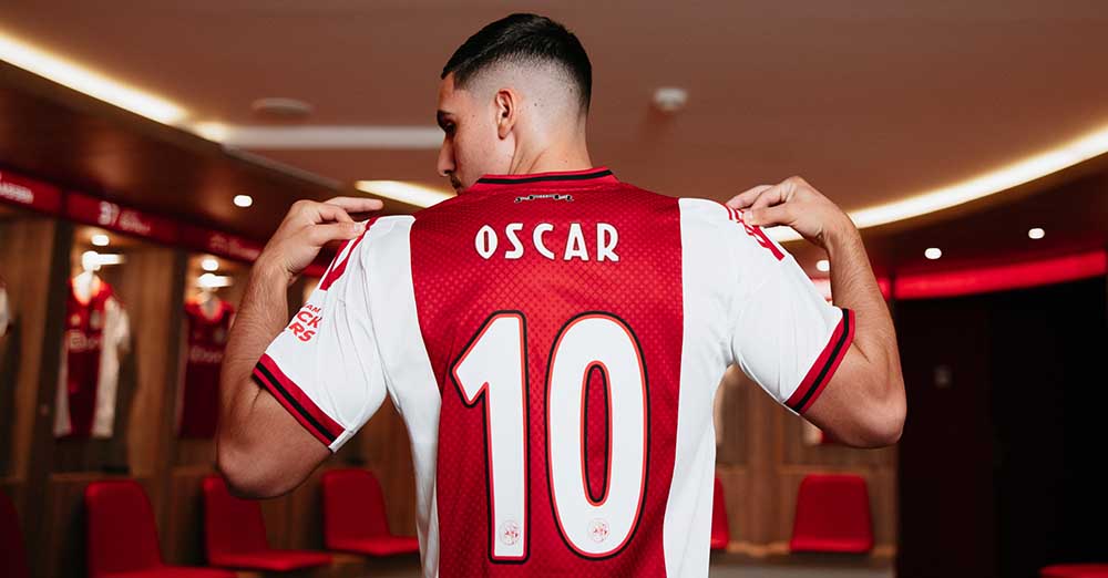 Goed nieuws richting zondag. De werkvergunning voor Gloukh is afgegeven. Dat bevestigt #Ajax zojuist. De club is blij met het goede werk van Herman Pinkster. Ajax hoopt Gloukh vrijdag speelgerechtigd te krijgen bij de KNVB. #ajatel