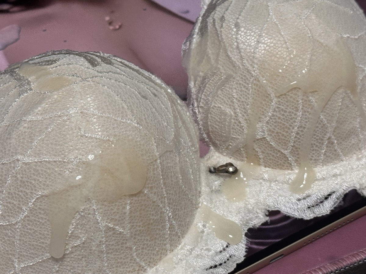 骚女的罩就要猛射