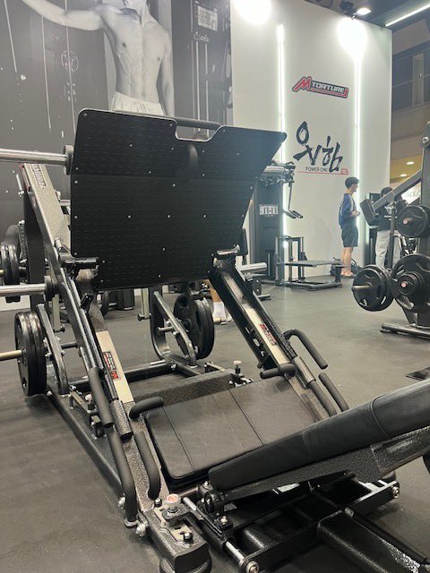 gotomai0510's tweet photo. スポルティック2025行ってきたよ〜
日本に一台しかないテクノジムの
ヒップスラストマシン
めちゃく��ゃ良かった👍👍
韓国の日本未入荷のマシン
レッグプレスやバックスクワット
あ〜楽しかった😊 https://t.co/al2HEvPI4j