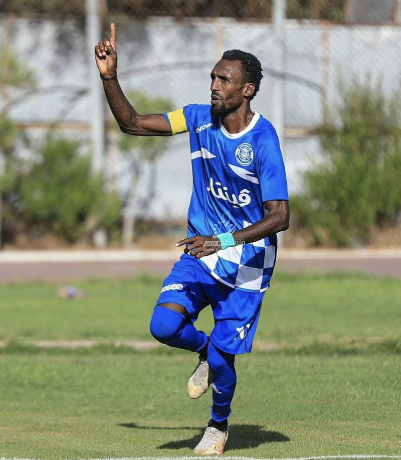 🇵🇸🇮🇱 Suleiman Al-Obeid, considerado uno de los mayores exponentes del fútbol palestino, ha fallecido este lunes a los 41 años.

El Ejército israelí ha asesinado a Al-Obeid en un ataque mientras el jugador esperaba ayuda humanitaria, según la Asociación Palestina de Fútbol.
