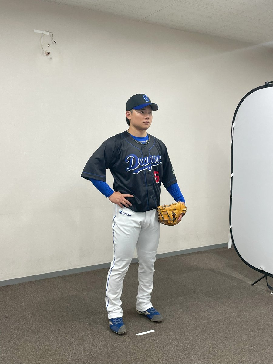 DragonsOfficial's tweet image. FCユニホーム解禁✨

昨日撮影された写真がカッコいいビジュアルになってます！

選手の撮影風景を少しだけお見せします！

＃中日ドラゴンズ #ファンクラブ ＃藤嶋健人 ＃岡林勇希 ＃村松開人 ＃細川成也