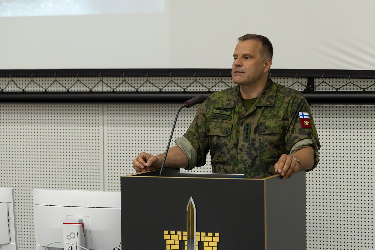 Puolustusvoimain komentaja Janne Jaakkola puhui valmistuvalle sotatieteiden maisterikurssille (SM13).🪖

 Katsauksessaan Jaakkola painotti, että valmistuvat maisterit tarvitsevat erityisesti kolmea taitoa työelämään siirtyessään; suunnittelu-, toimeenpano- ja sopeutumiskykyä.💪