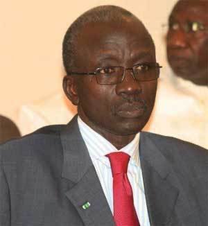 UCAD_Senegal's tweet photo. #PATRIMOINE 

Pr Moustapha Sourang : Un nom indissociable de l’histoire de l’Université Cheikh Anta Diop de Dakar

Né le 24 juillet 1949, à St-Louis, il est un descendant direct de Cheikh Ahmadou Bamba. Sourang incarne un héritage à la fois spirituel, intellectuel et national.

Moustapha Sourang obtient d'abord une Maîtrise de Droit public en 1974 à l'Université de Dakar, puis poursuit ses études en France à l'Université de Bordeaux où on lui décerne successivement un DEA de Droit public (1975), un DES de Sciences politiques (1976) et un doctorat de Droit public (1980), grâce à une thèse intitulée « La technique contractuelle dans les rapports États-entreprises étrangères : contribution à l'étude des conventions d'établissement conclues par les États africains ». Il passe l'agrégation de Droit en 1982 (CAMES, Abidjan).

Enseignant à l'Université de Dakar, il est le doyen de la Faculté des Sciences juridiques de 1984 à 1998, puis le recteur de l'Université Cheikh Anta Diop de 1998 à 2001. En mai 2001 il est nommé ministre de l'Éducation, un poste qu'il occupera jusqu'à sa nomination au poste de Ministre de la Justice, Garde des Sceaux.

Durant son parcours, Pr Sourang obtient un certain nombre de distinctions honorifiques.

Décédé le 04 août 2020, il laisse un héritage immense à la communauté universitaire et à la nation

Repos éternel !

#ucad #kebetu #compublique #comdigitale #Histoire #Sénégal #Éducation #hommage #patrimoine