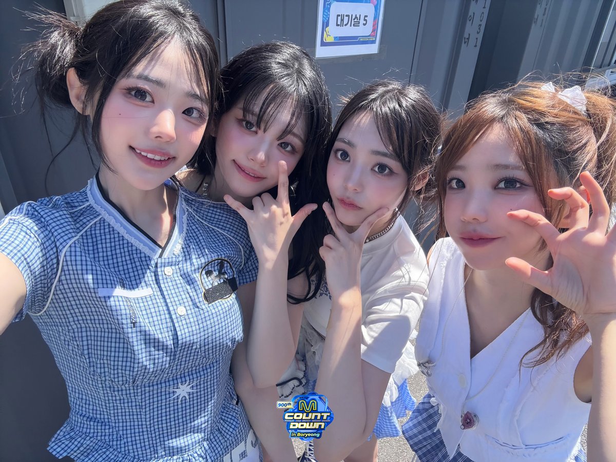 @MnetMcountdown: RT by @Weekly_QWER: M COUNTDOWN in Boryeong ✨ "바위게... 왜 울었는데?" "...양파 썰다가" "왜 울었냐고" "양파 때문이라고 대답했어" "...내가 양파냐" "사실 큐떱 엠카 무대 볼 생각에 너무 행복해서 눈물 참기 챌린지 중이라고 어떻게 말하는데 나 눈물 멈추는 법을 몰라요......" #엠카운트다운 #MCOUNTDOWN…